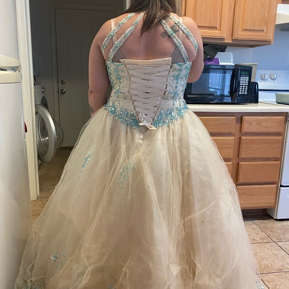 Brand new size 16 17 18 lace up corset back by Eureka paid 600 asking 300 - Picture 5 of 7